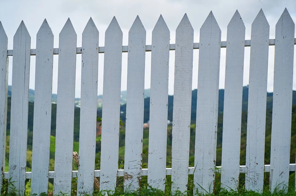 this image shows vinyl fence in Fullerton, California