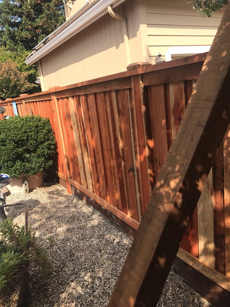 this is a picture of Fullerton redwood fence