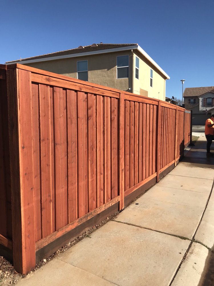 this is a picture of redwood fence in Roseville, CA